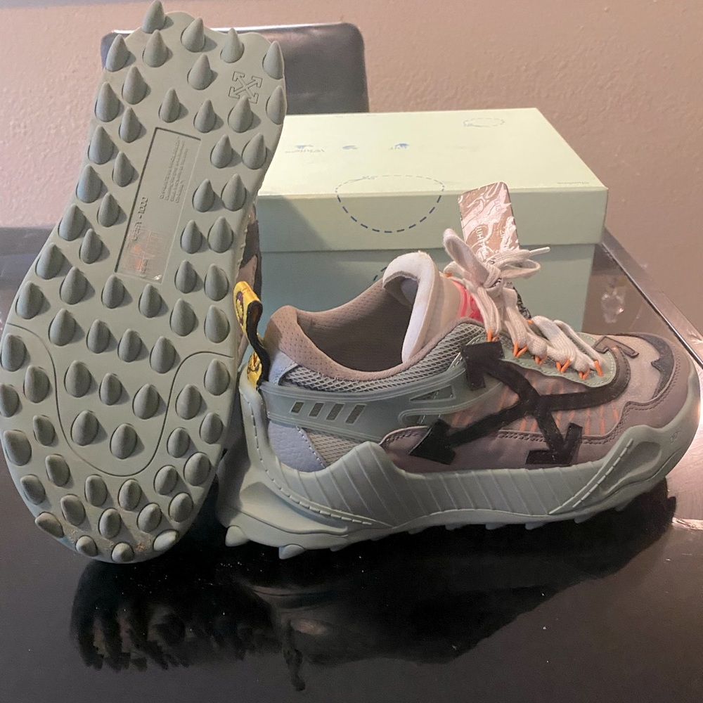 Off White low top sneakers. Size 38